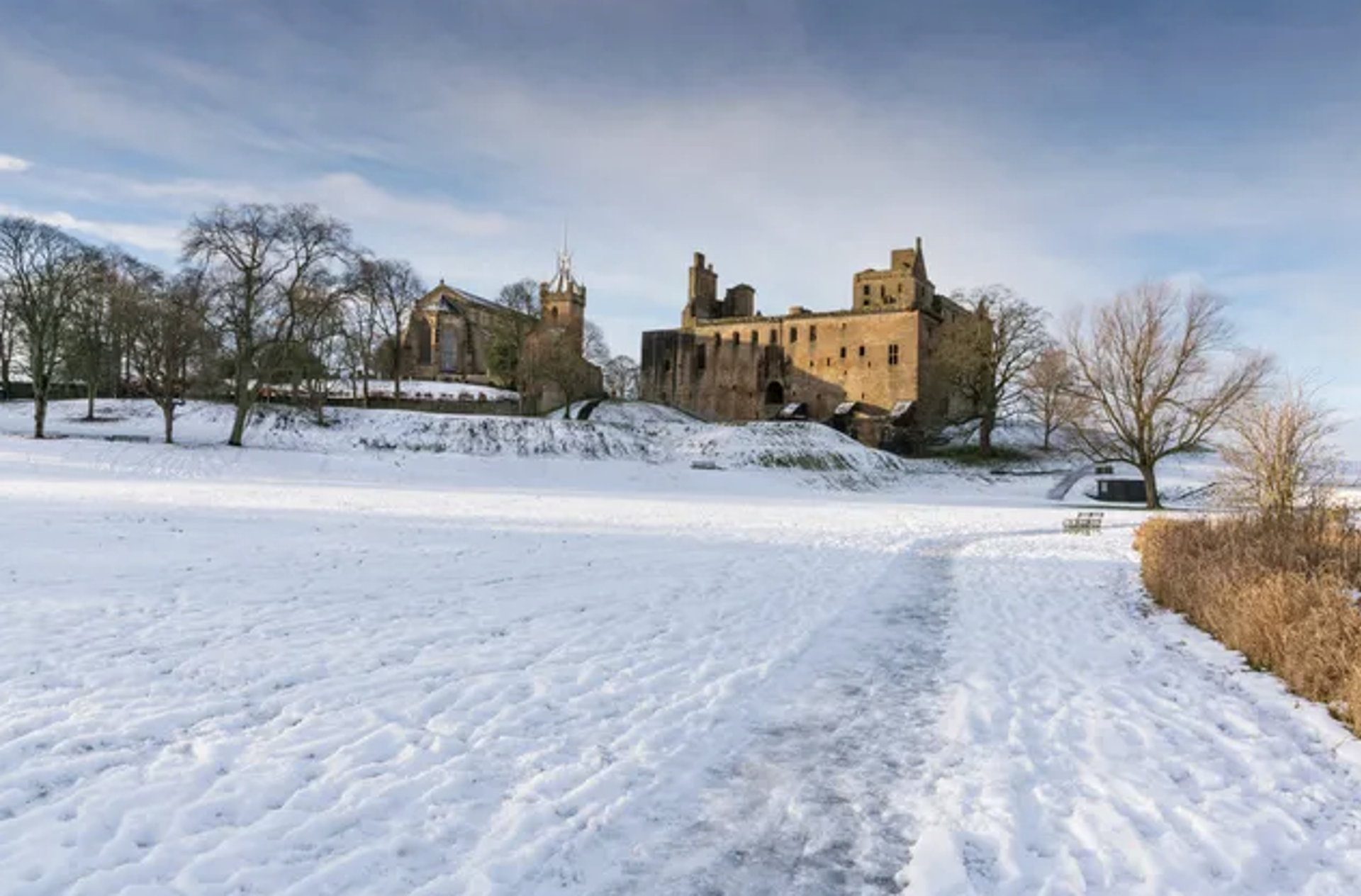 Background image - Linlithgow in winter | VisitScotland